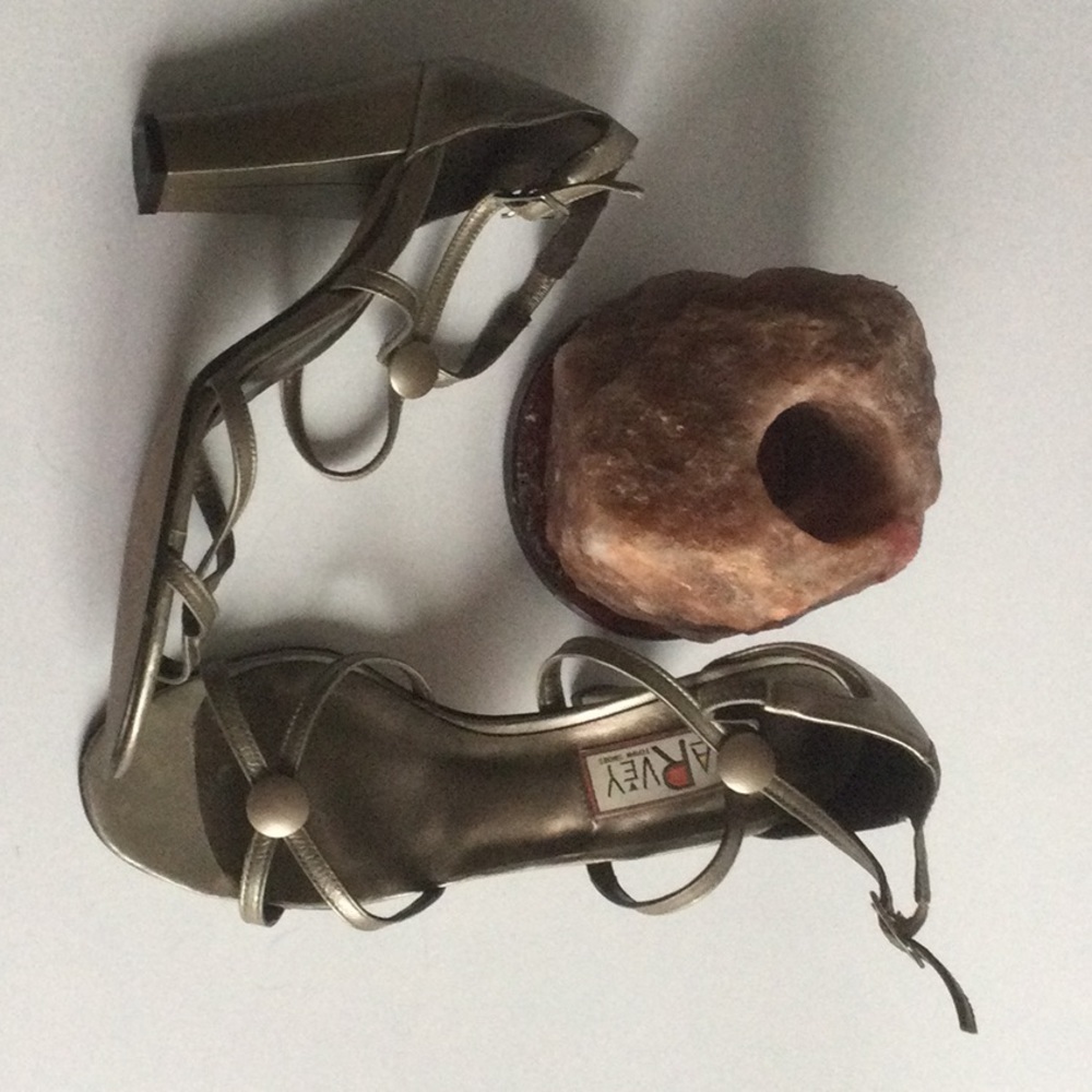 🇪🇸VTG 90’ 💯% Leather Metallic Tan Sandals by Harvey Town Shoes